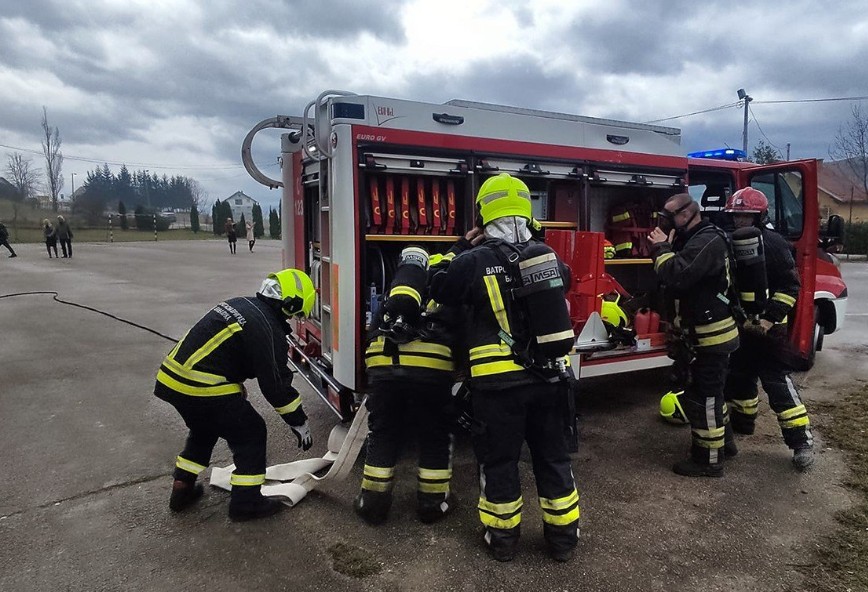 Dvije hitne intervencije: Banjalučki vatrogasci na nogama zbog požara i poplave VIDEO