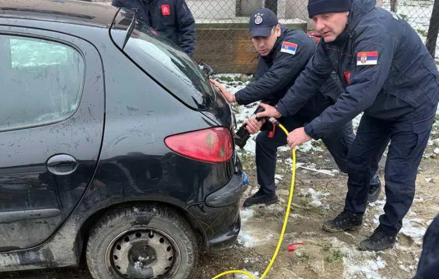 Drama! Beba ostala zaključana u autu, hitno reagovali vatrogasci