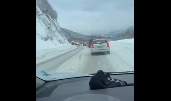 Totalni kolaps na ovom putu u BiH: Vozači satima zaglavljeni u snijegu VIDEO