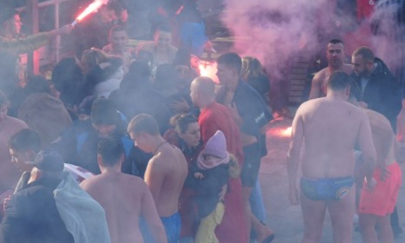 Emocije, aplauzi, suze na Bogojavljenje: Momak izašao iz ledene vode i uradio nešto sjajno VIDEO