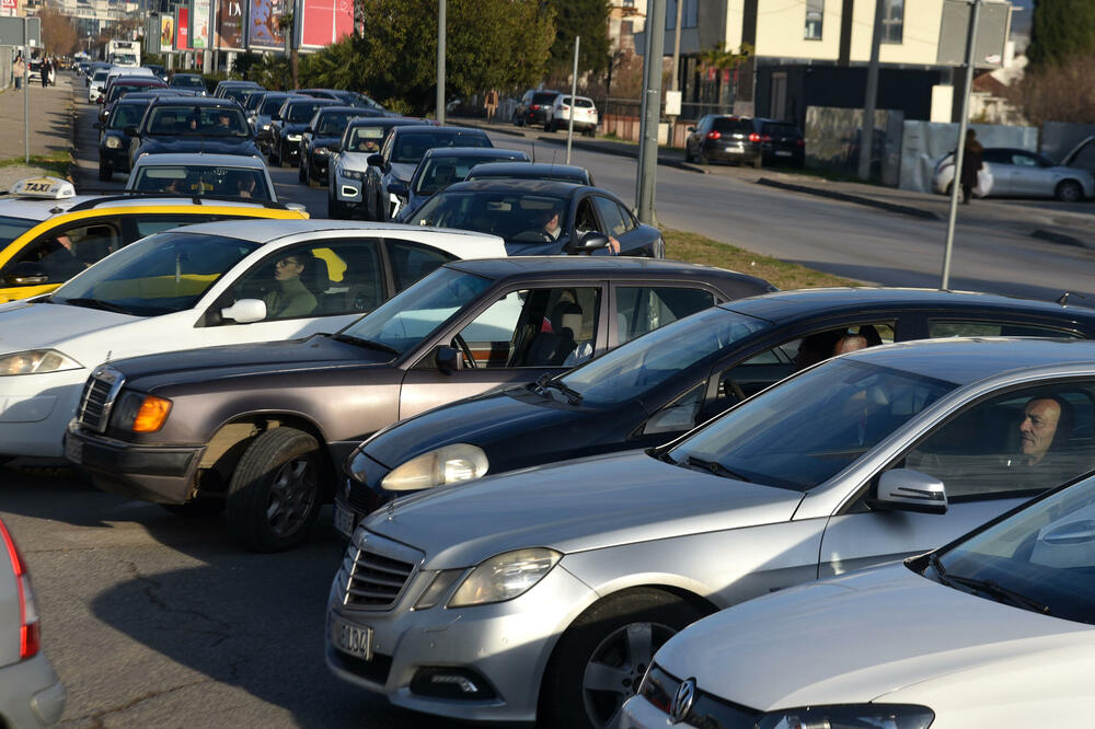 Mještani Botuna ne odustaju: Četvrti dan blokada saobraćaja
