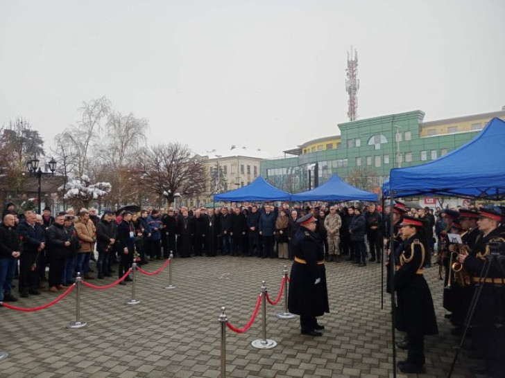 Obilježavanje Dana Republike u Brčkom: Položeni vijenaci na spomenik srpskim braniocima VIDEO