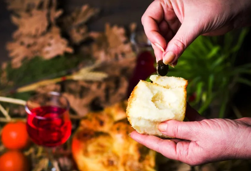 Pronašli ste novčić u česnici? Evo šta narodna tradicija nalaže da uradite sa njim i zašto