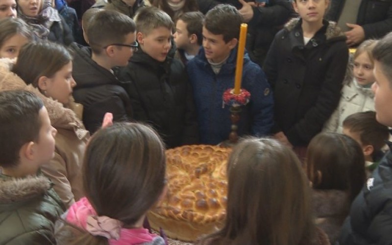 Tradicionalno lomljenje božićne česnice u Banjaluci: Zlatnik pripao Nataši Sekson