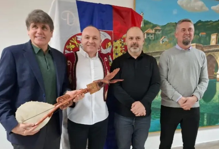 Simbol duhovne i kulturne povezanosti: Darko Lečić poklonio gusle Rodu Blagojeviću