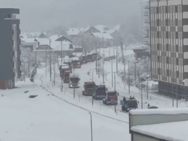 Najmlađima podijeljeni paketići: Kamioni na Božić defilovali kroz ovaj grad Srpske VIDEO