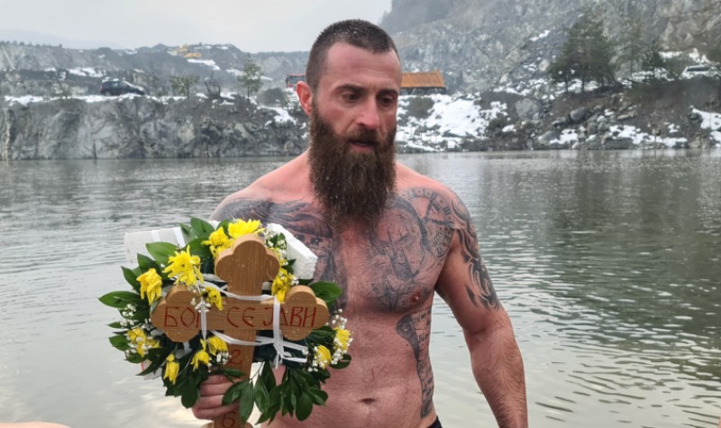 Bogojavljensko plivanje u Petrovu: Damir Dejanović prvi stigao do Časnog krsta