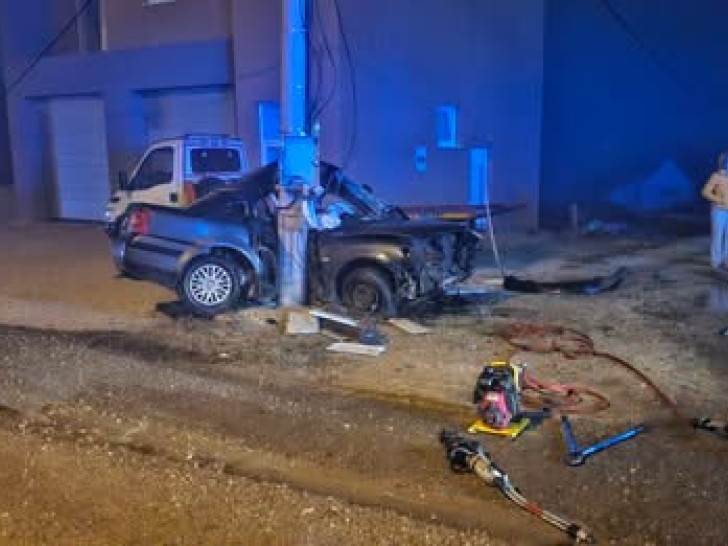 Stravični detalji nesreće u Derventi: Od siline udara automobil se bukvalno prepolovio o stub