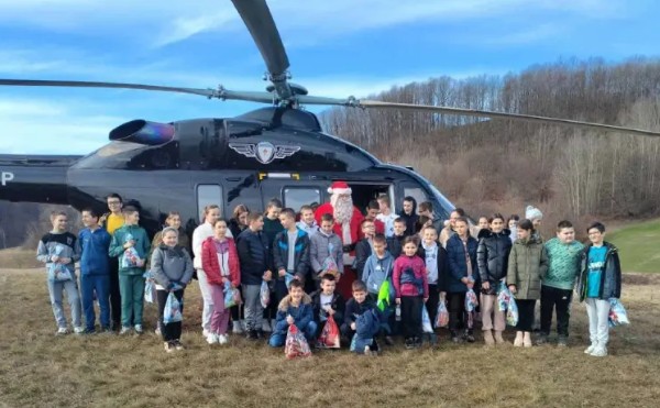 Djed mraz stigao helikopterom i razveselio učenike: Donator želi da ostane anoniman