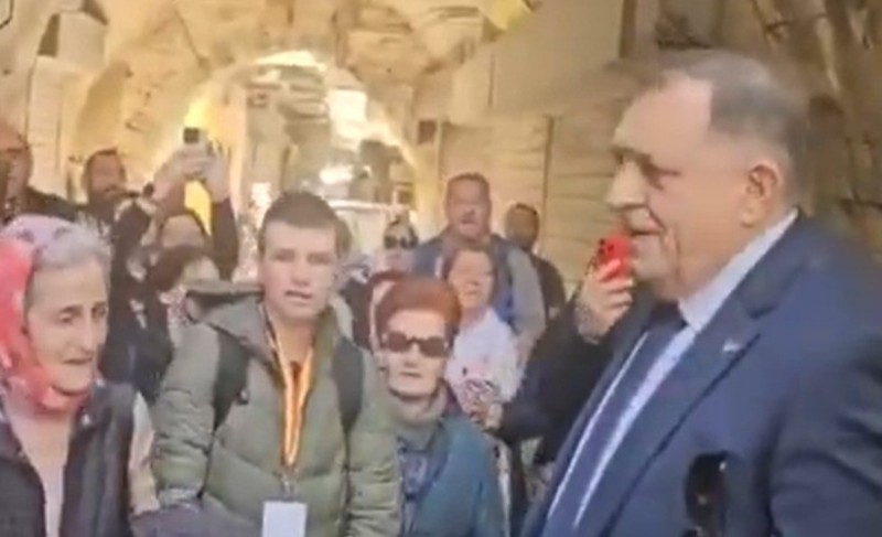 Trenutak spontanog susreta: Dodik sa vjernicima zapjevao na ulici u Jerusalimu VIDEO