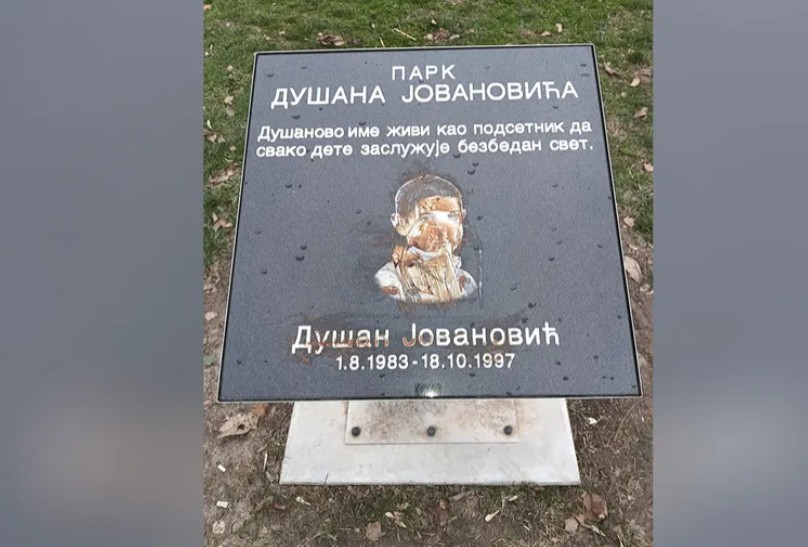 Skandal u komšiluku! Oskrnavljena spomen-tabla brutalno ubijenom dječaku Dušanu