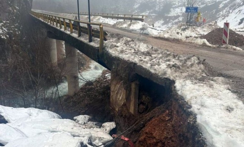 Oprez u ovom dijelu BiH: Obilne padavine aktivirale klizište na magistralnom putu FOTO