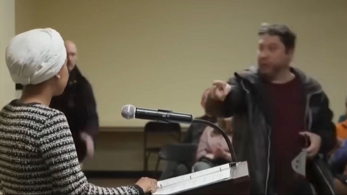 Incident na tribini: Američka kongresmenka napadnuta nepoznatom tekućinom u Mineapolisu