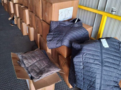 Neko “zažmirio” na carinu: U Gradišci oduzete 652 neprijavljene muške jakne