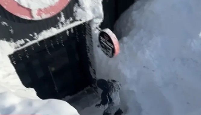 Grad pod metrima snijega: Stanovnici kopaju ulaze u zgrade, automobili potpuno zatrpani