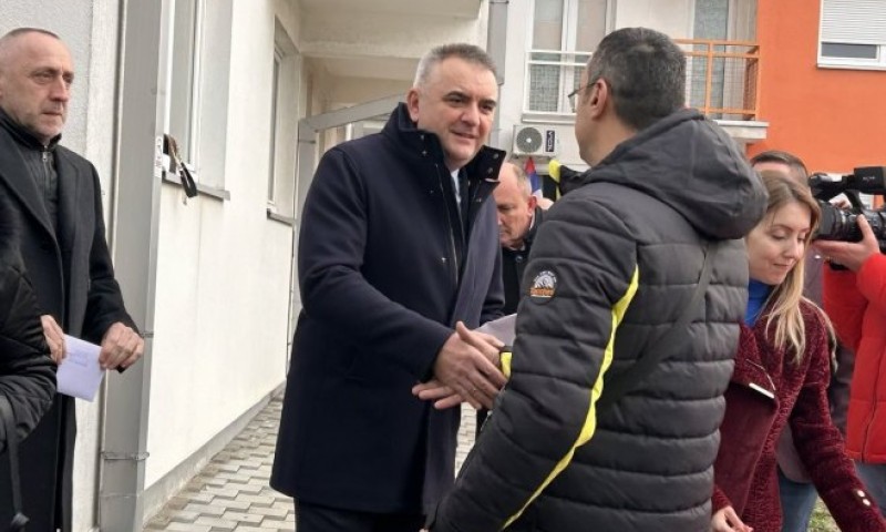 Minić i Egić uručili ključeve: Stanove u Banjaluci dobilo 15 porodica poginulih boraca i RVI FOTO