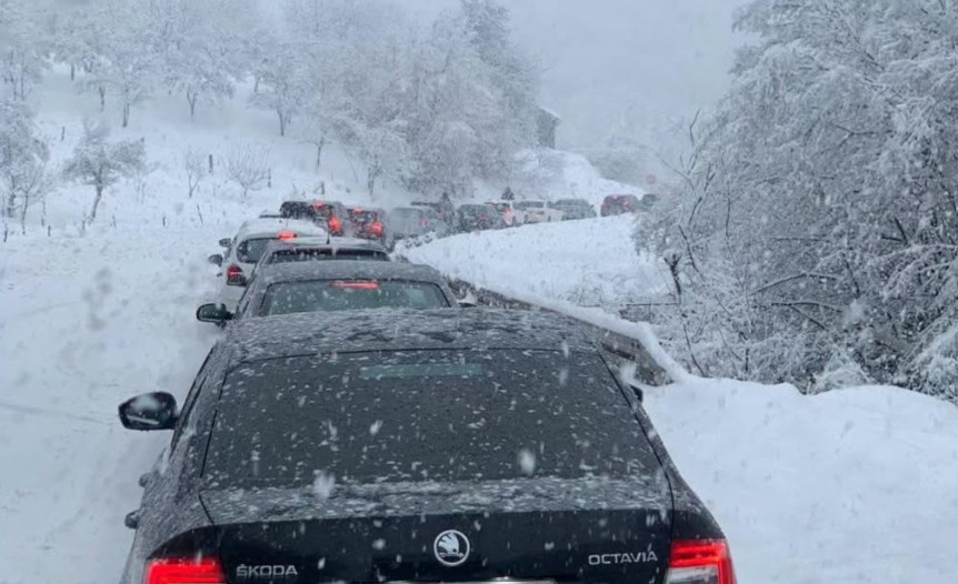 Kolaps na putu, koloni vozila ne vidi se kraj: Snijeg napravio ozbiljne probleme vozačima