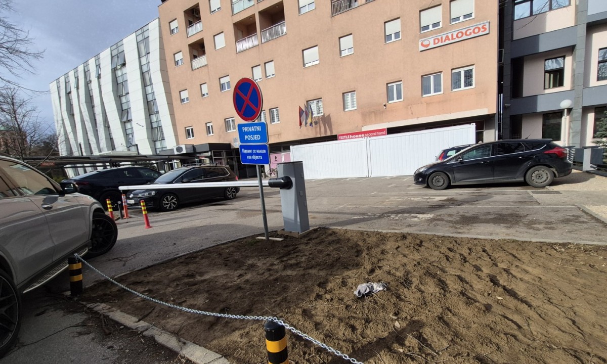 Samo u Banjaluci! Otkud stambeni kontejner na parkingu između dva suda?! FOTO