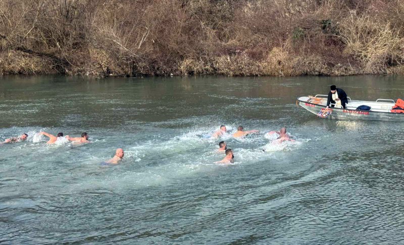 Tradicija na Bogojavljenje: Maleš i Ćopić prvi doplivali do Časnog krsta u Kostajnici