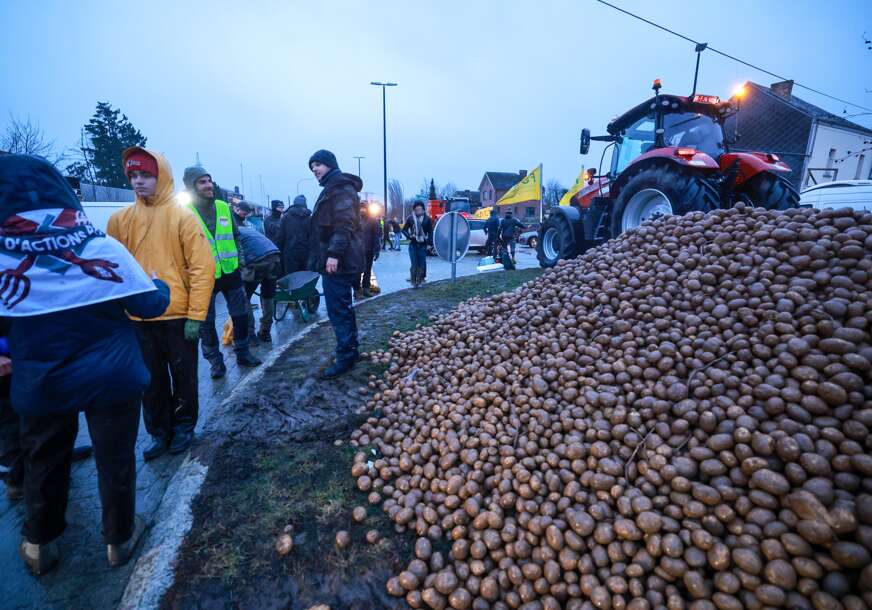 Veliki protesti u Belgiji: Poljoprivrednici istresli nekoliko tona krompira u centru Brisela
