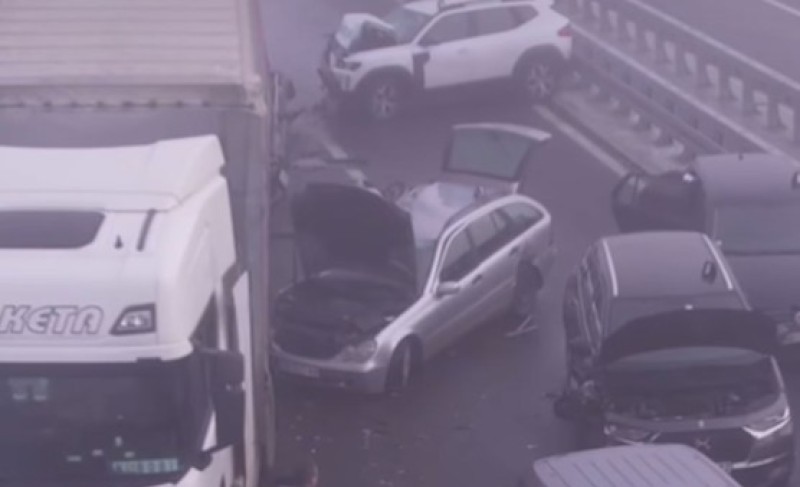 Jedna osoba podlegla povredama! U lančanom sudaru učestvovalo devet auta i kamion VIDEO