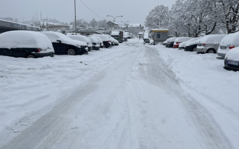 U banjalučkom naselju Lauš ulice neočišćene: Građani se teško kreću FOTO