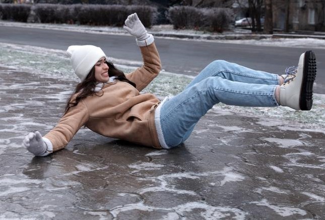 Ne držite ruke u džepovima: Evo kako se pravilno hoda po ledu
