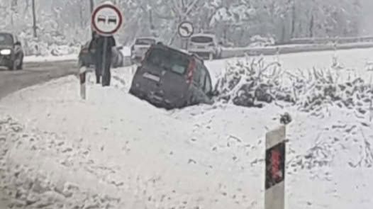 Klizavi putevi širom BiH: Automobil završio u kanalu i uzrokovao ogromne gužve