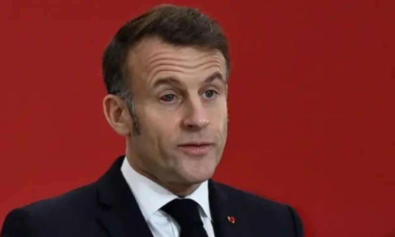 Makron se pred vojnicima pojavio s crvenim i natečenim okom: “Molim vas, oprostite…”