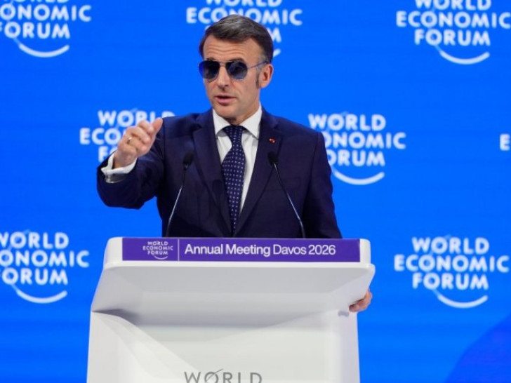 Evo zašto Makron nosi sunčane naočare tokom obraćanja: “To je nešto potpuno bezopasno”