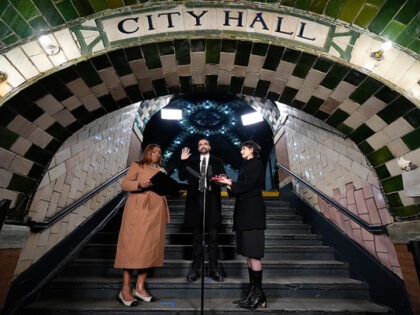 Mamdani postao gradonačelnik Njujorka: Položio zakletvu na Kuranu, na stanici metroa