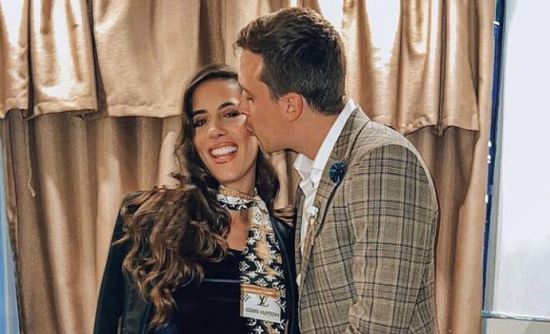 Voditeljka snimila kako joj djevojka usred noći masira muža u luksuznom garderoberu: “Naš način…” FOTO