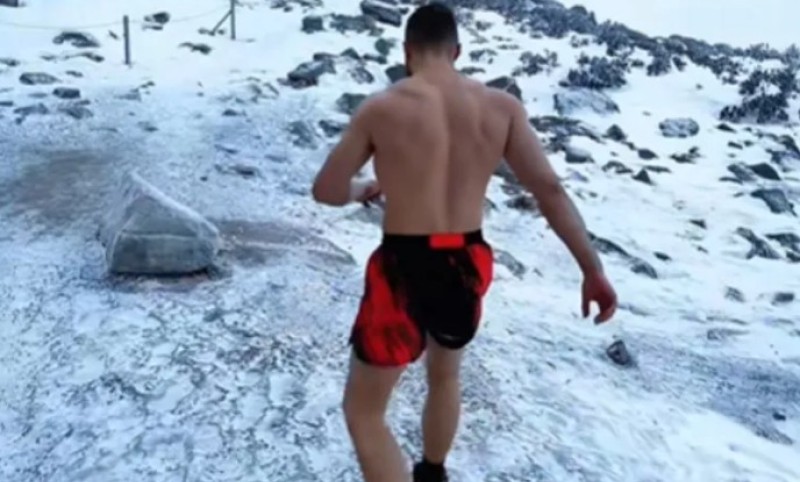 Vjetrovi šibaju, temperatura pada do ekstremnih -35 stepeni: U šorcu došao do vrha planine VIDEO