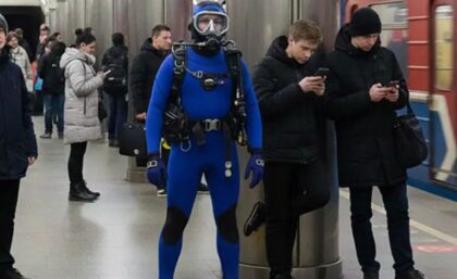 “Spektakl” okončan hapšenjem: Muškarac plesao u moskovskom metrou u ronilačkom odijelu