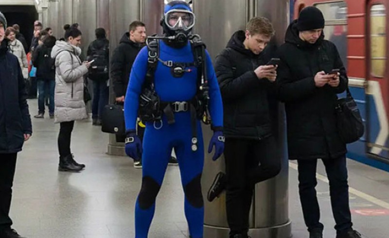 “Spektakl” okončan hapšenjem: Muškarac plesao u moskovskom metrou u ronilačkom odijelu