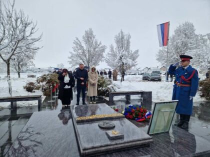 Sjećanje i dužno poštovanje! Povodom Dana Republike položeni vijenci na spomenik Milana Јelića FOTO