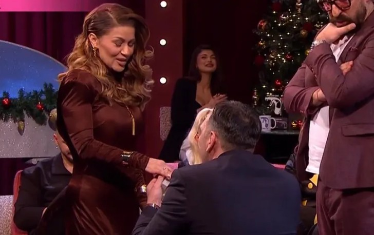 Kasper zaprosio Minu Kostić u emisiji uživo: Izvadio dijamantski prsten, pjevačica rekla “da”