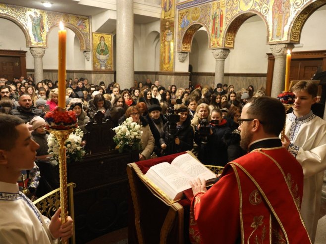 Moleban u Hramu Hrista Spasitelja: Ponoćnom liturgijom Banjalučani dočekali Srpsku novu godinu FOTO