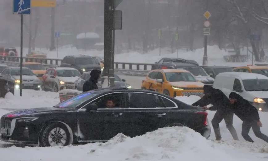 Najveće u posljednjih 56 godina: Obilne snježne padavine sručile se u Moskvu VIDEO