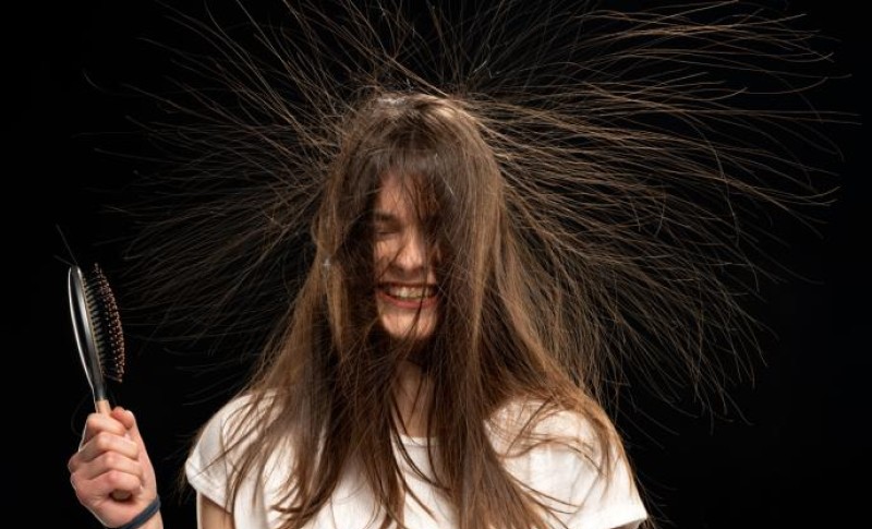 Naelektrisana kosa zimi muči mnoge: Jednostavan kućni trik pomaže u nekoliko sekundi