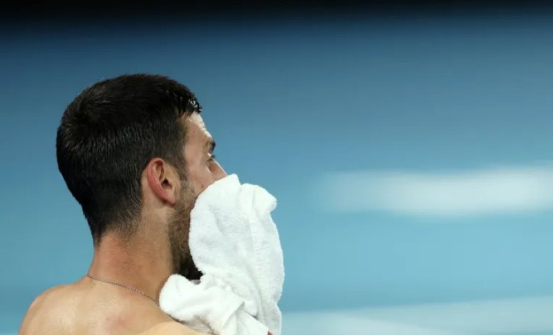 Drama na Australijan openu: Novak Đoković povraćao u meču protiv Sinera VIDEO