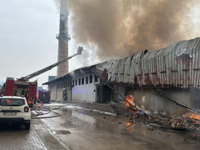 Nekolicina radnika se nagutala dima: Požar u Industrijskom zoni stavljen pod kontrolu