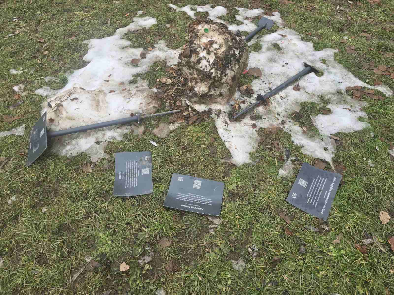 Novi čin vandalizma u Banjaluci: Uništen inventar u parku koji je nedavno uređen FOTO