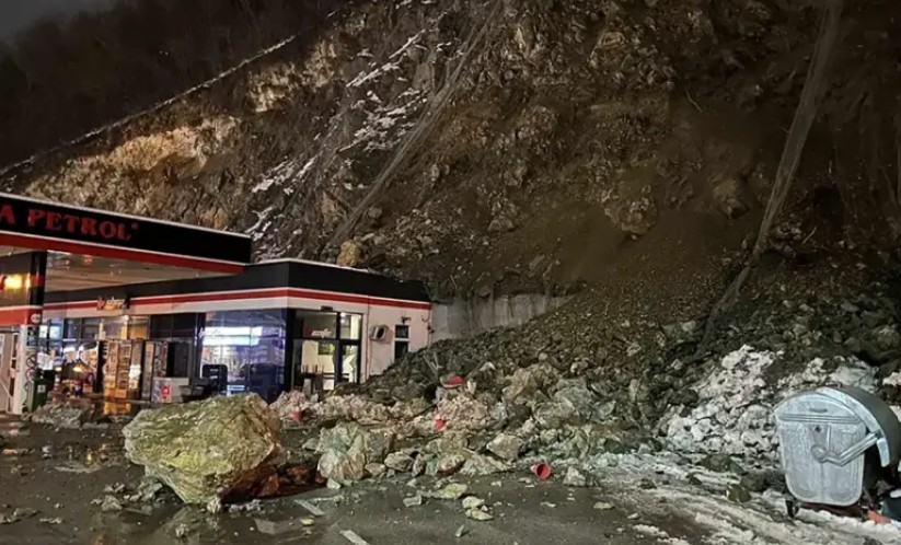 Umalo tragedija u Zvorniku: Kamenje se obrušilo na benzinsku pumpu