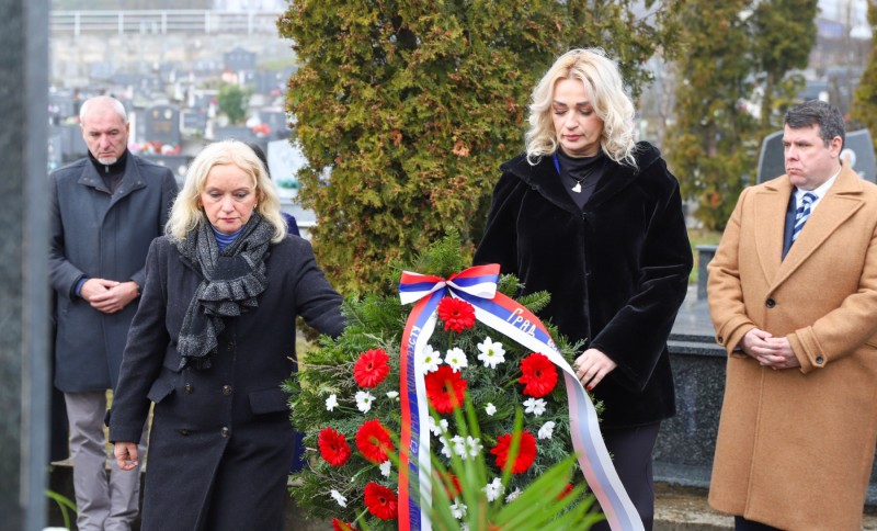 Sjećanje na žrtve Holokausta: Položeni vijenci na spomen-obilježje u Banjaluci FOTO