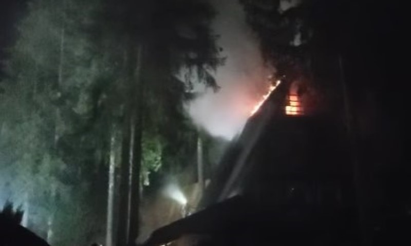 Požar na Vlašiću: Gori vikendica, čekaju se vatrogasci VIDEO