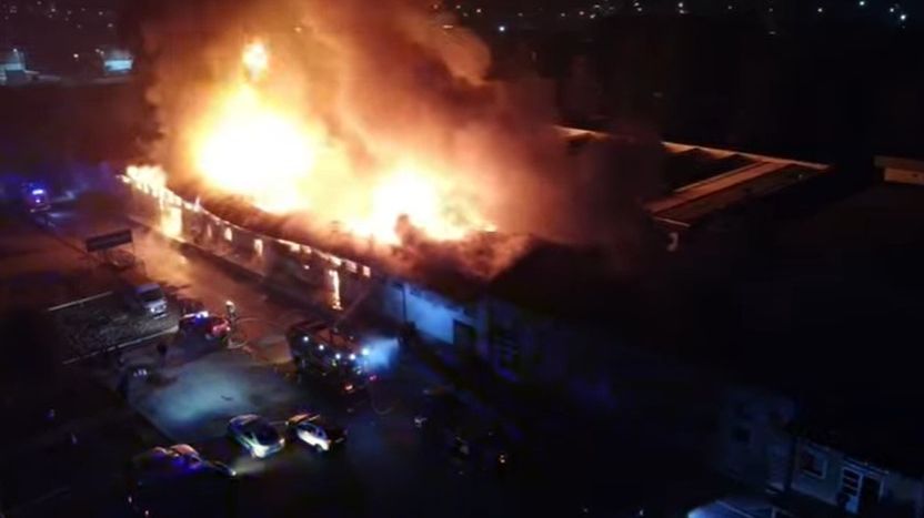 Sve u plamenu: Vatra progutala fabriku, kamenjaru i više magacina – širi se gust dim VIDEO