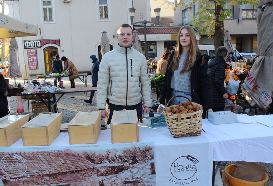Brat i sestra za primjer! Prave hljeb i uštipke od brašna iz mlina starog preko pet vijekova