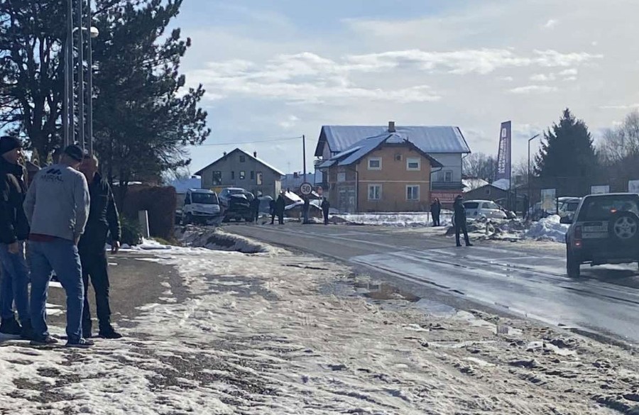 Saobraćajna nesreća kod Prnjavora: Težak sudar “mercedesa” i šlep službe