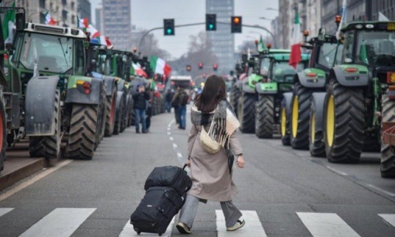 Poljoprivrednici traktorima blokirali saobraćaj: Znak protesta protiv predloženog sporazuma EU-Merkosur